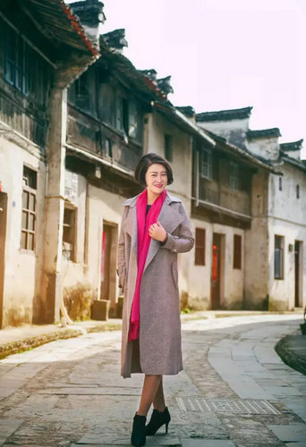 女镇长拍写真走红 为千年古镇代言引爆朋友圈_社会_中国台湾网