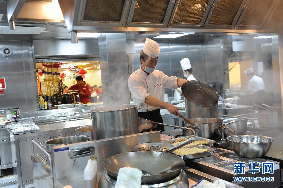 5月9日,厨师在食堂为员工做饭. 新华社记者 金良快 摄