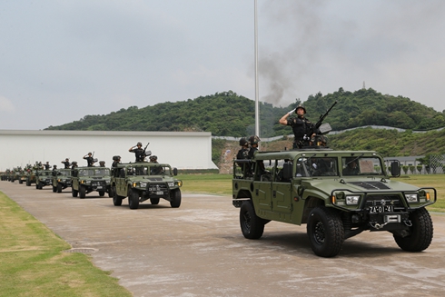 车辆编队行进,向来宾和学生敬礼(叶华敏 摄)