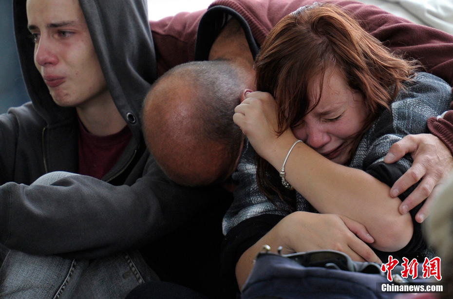 月23日,当被警官告知母亲几乎没有生还可能后,两个孩子与父亲相拥哭泣