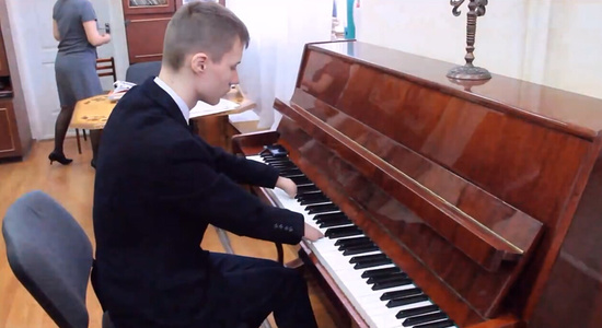 无手少年能用手臂自如弹琴,坚强精神感动网友