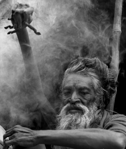 印度苦行僧残忍修行高举右手38年 手臂定型在右肩上