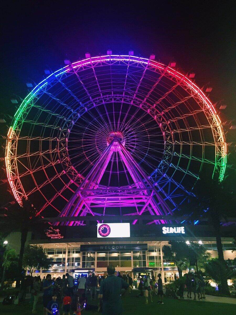 "奥兰多之眼"亮起美国国旗色与彩虹旗色.