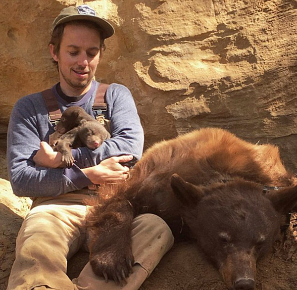 美动物学家发与动物合影成网络红人