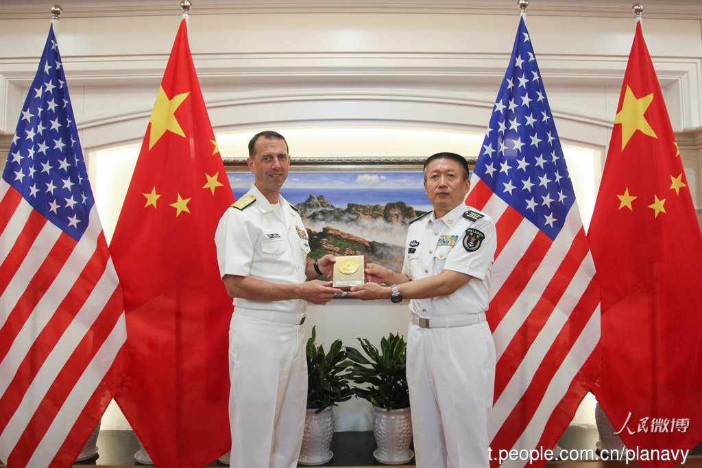 美国海军作战部长访问辽宁舰