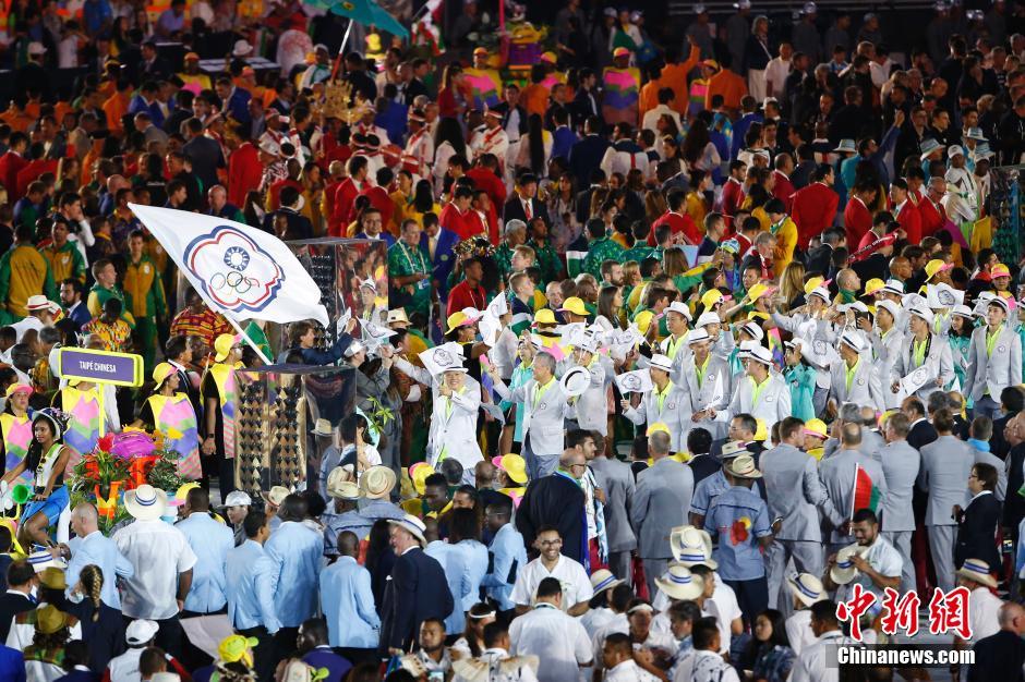 里约奥运会开幕式 现场升起五环旗_国际_中国台湾网