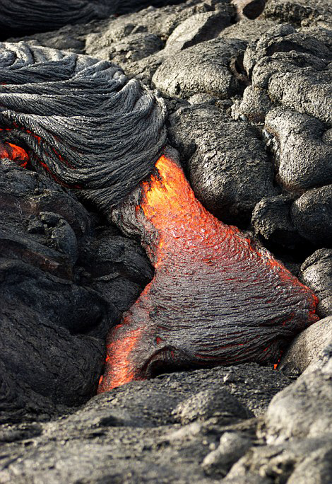 夏威夷火山爆发 高温熔浆流淌成奇观(组图)