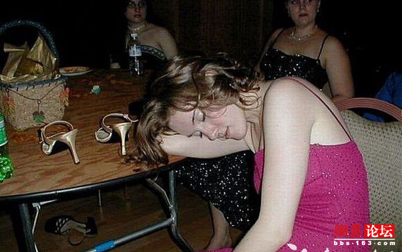 英国公共假日大量女酒鬼出没 街头醉态百出