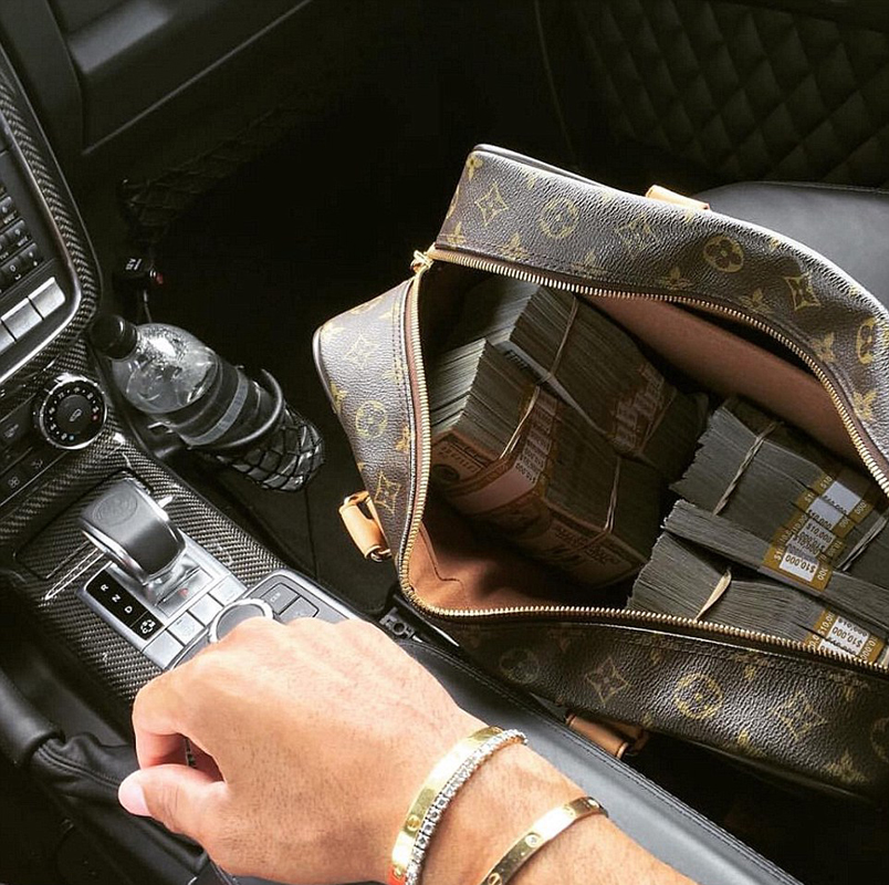 保加利亚"难民猎人"晒豪车炫富 职业引发争议