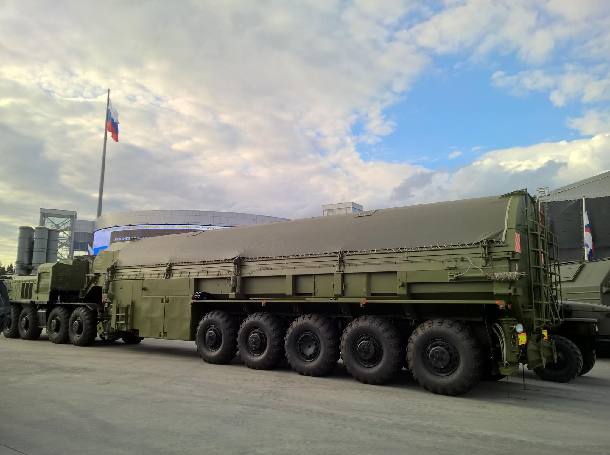 首见俄最强潜射洲际导弹载车