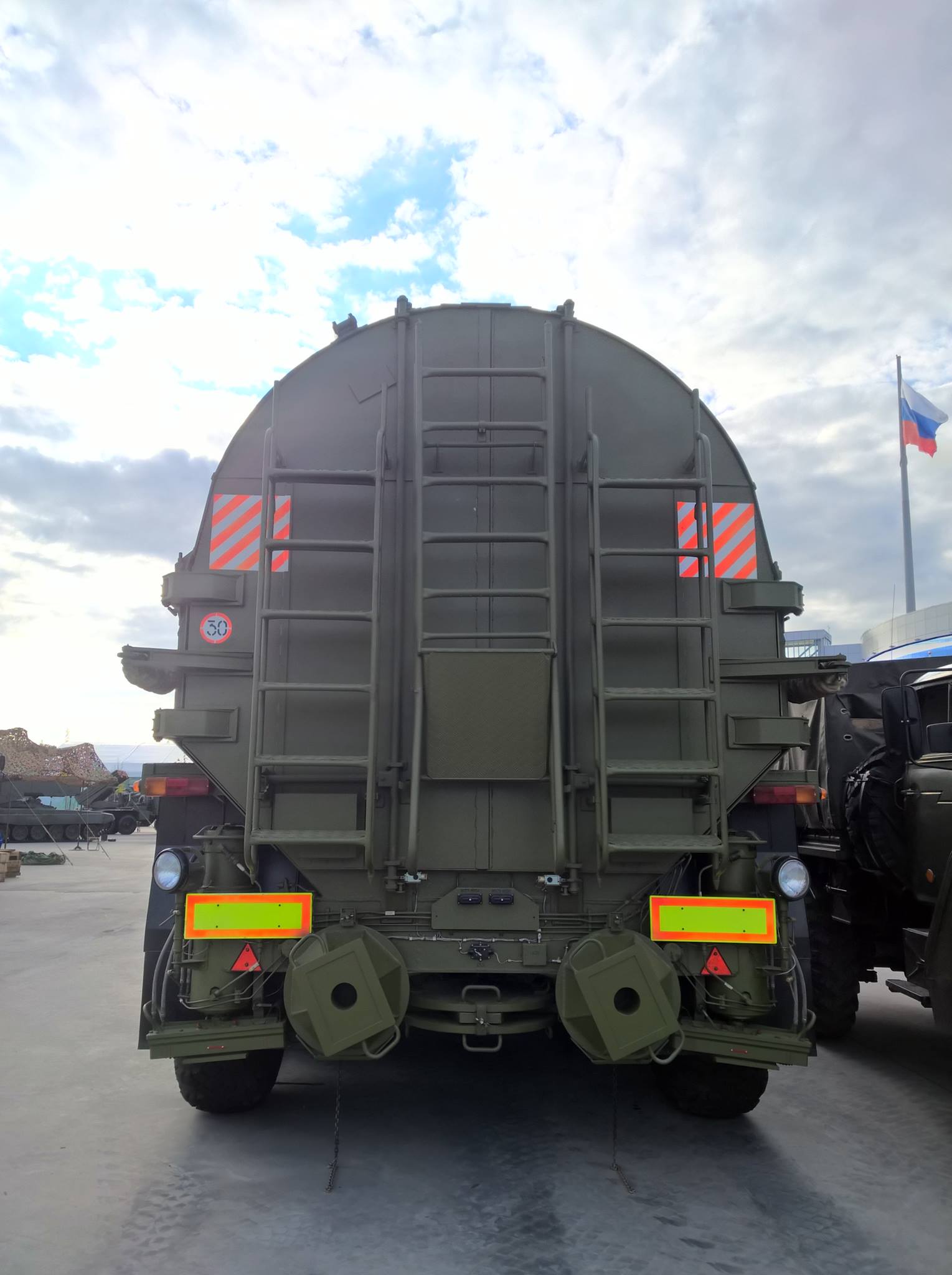 首见俄最强潜射洲际导弹载车