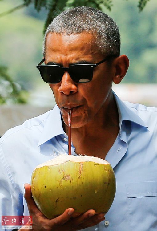 奥巴马参访老挝香通寺 手捧椰子逛寺庙
