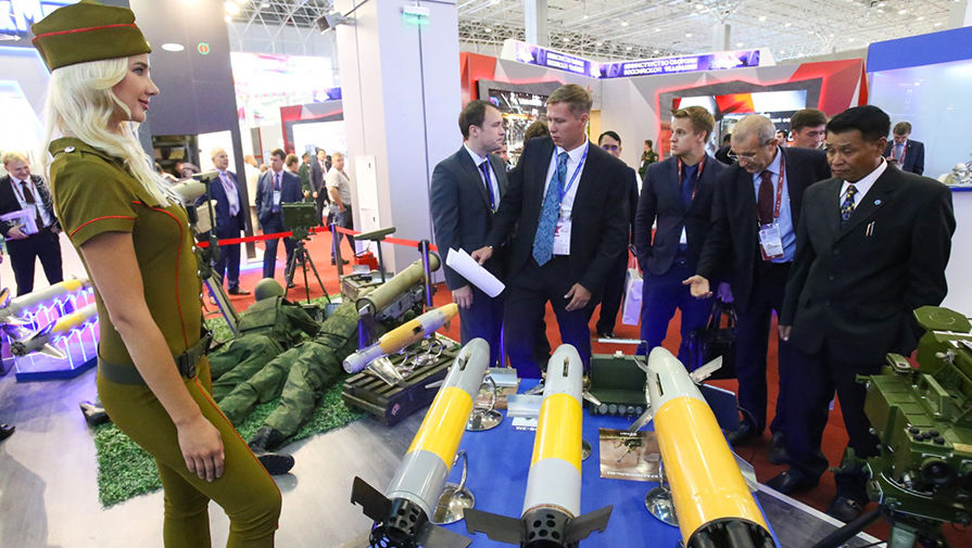 俄"军队-2016"装备展:当美女们伴上大杀器(1/ 10)