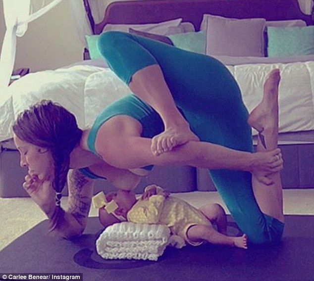 美国辣妈练瑜伽喂娃两不误 走红网络