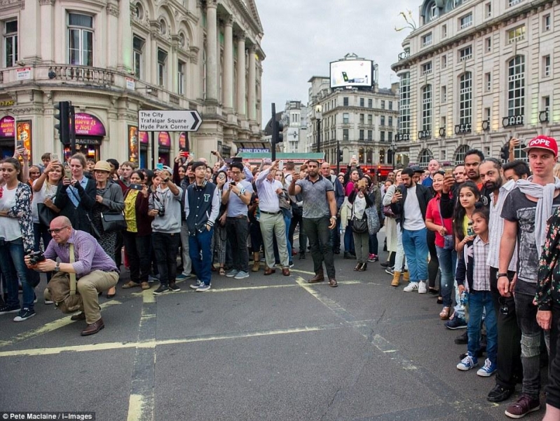 总价400万英镑超跑车队穿越伦敦群众围观致交通瘫痪