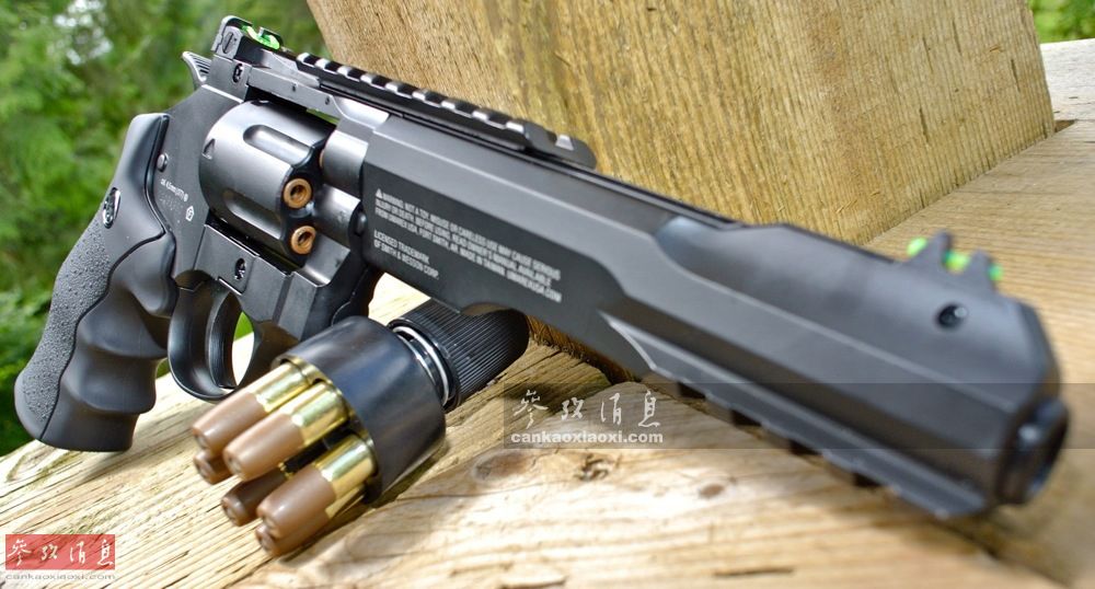 图为史密斯威森327转轮手枪.