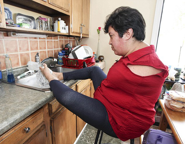 俄无臂女童用脚吃饭感动网友获大赞