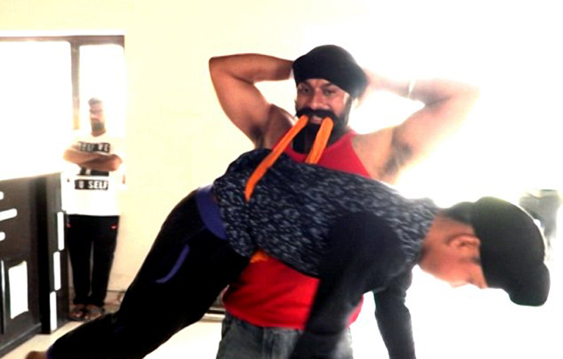 印度猛男挑战身体极限铁锤击打下体用牙齿叼人组图