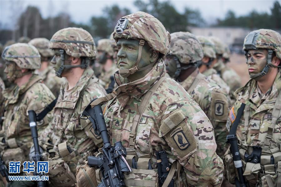 11月20日,在立陶宛帕布拉德,美国部队参加军演开幕仪式.