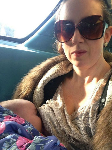 男性喂奶小视频引发社会对在职哺乳妈妈的关注