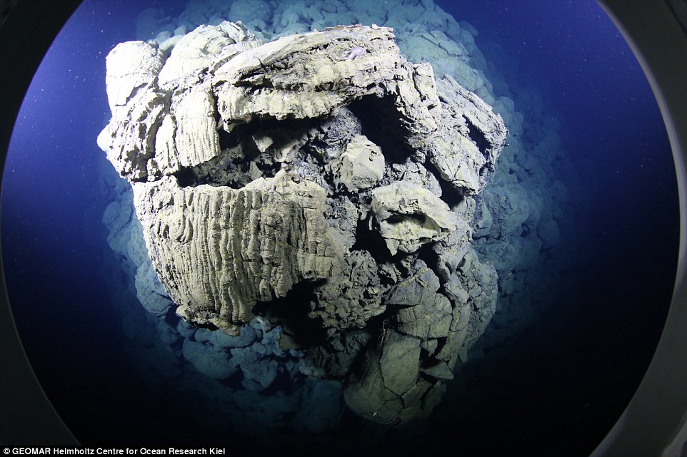 德研究团队成功拍摄海底火山绚丽细节