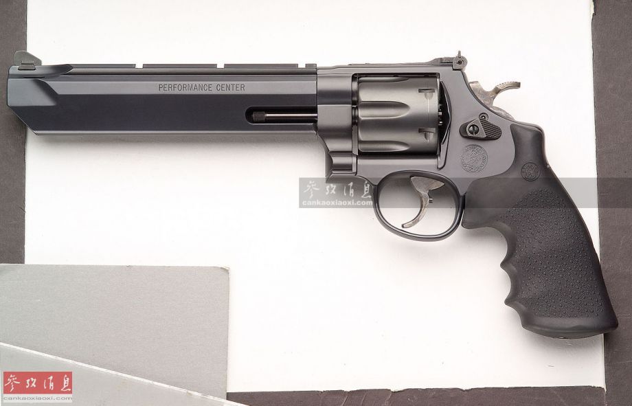 泰国12岁少女玩转各种枪械:拆组快过警察(图)