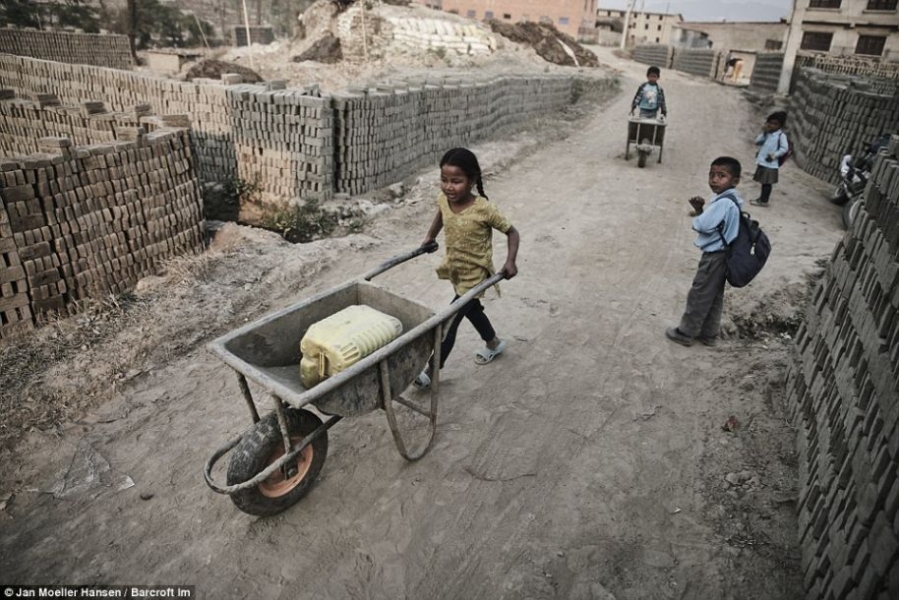 尼泊尔砖窑童工盛行 每天工作14小时无法获得应有报酬