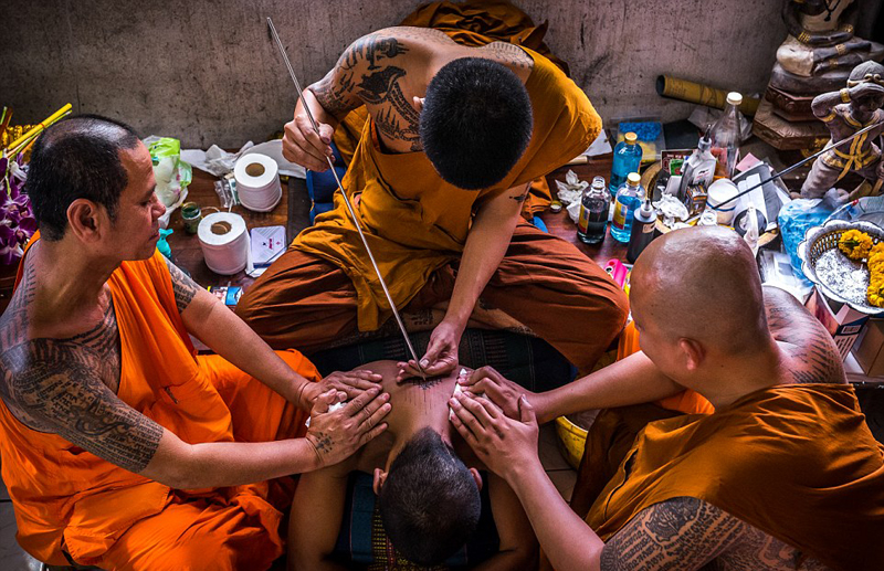 泰国佛教徒纹身求福盼驱走噩运