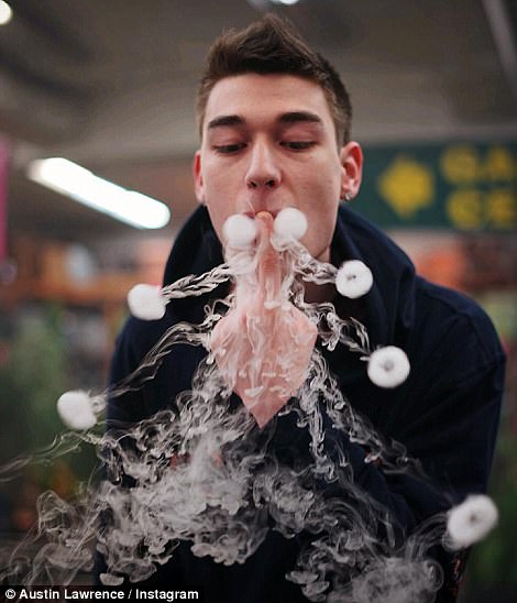 神了!男孩花式吐烟圈