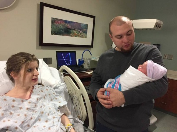 小宝宝新生照竟成妈妈遗照 爸爸喜讯写一半变死讯(图) 小宝宝新生照竟成妈妈遗照 爸爸喜讯写一半变死讯(图)