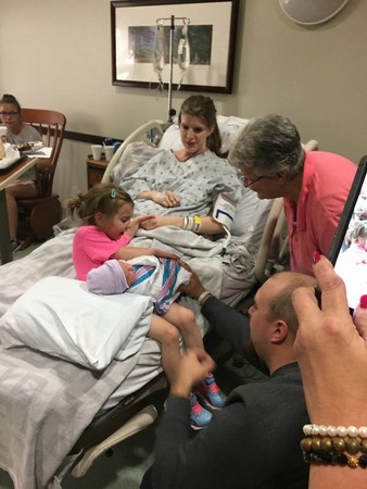 小宝宝新生照竟成妈妈遗照 爸爸喜讯写一半变死讯(图) 小宝宝新生照竟成妈妈遗照 爸爸喜讯写一半变死讯(图)