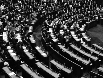 7月16日,在日本东京国会众议院,在野党议员退席反对通过新安保法案。新华社发