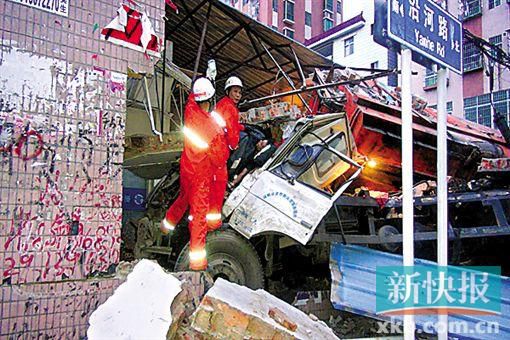 深圳环卫车凌晨撞塌民房 一死六伤