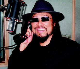 台湾艺人张菲率华纳艺人合唱赈灾歌曲《相亲相爱》