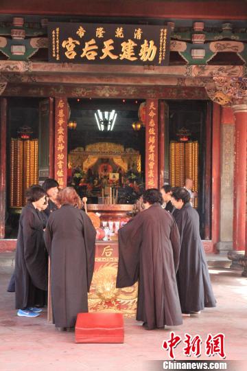 妈祖庙(新天后宫)念经的人 徐德金 摄