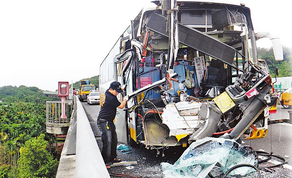 未保持安全距离 台湾一大客车追撞砂石车致39伤