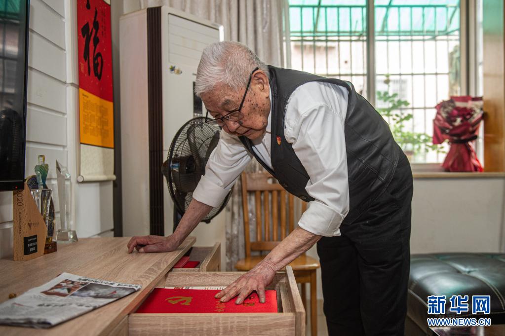 平日里,从儿女到邻居都以为他只是一位参加过解放战争的普通老兵