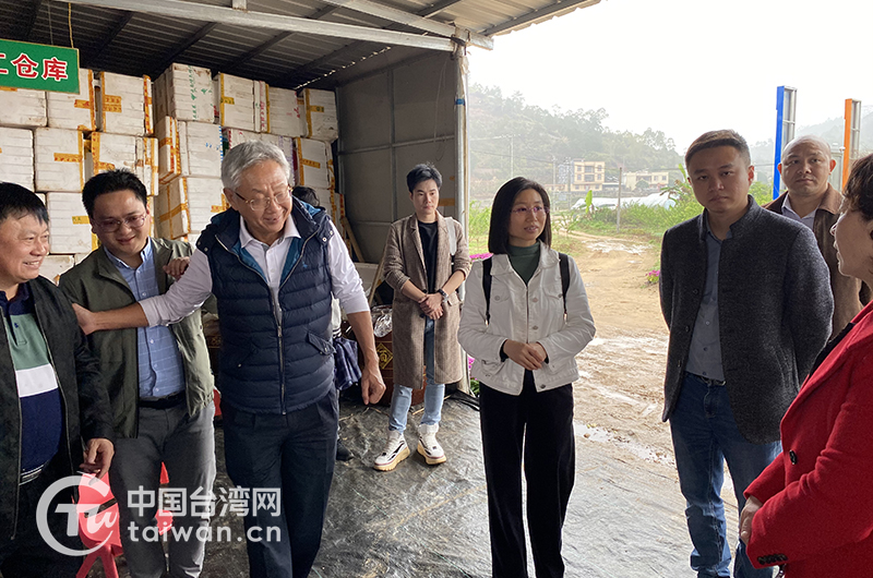 陈鸿杰,青年工作组的台湾青年农民与专家成员,共同考察了糯垌镇平坡村