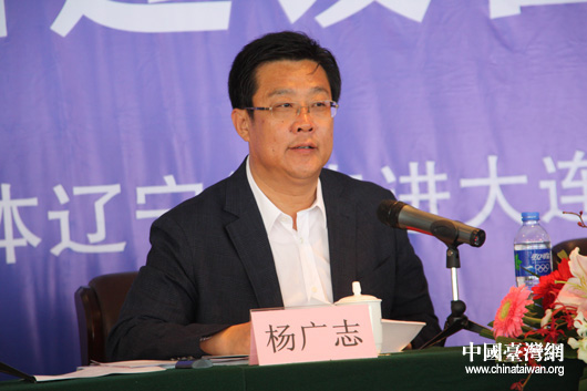 金州新区区长杨广志在向全国网络媒体记者介绍金州新区(中国台湾网