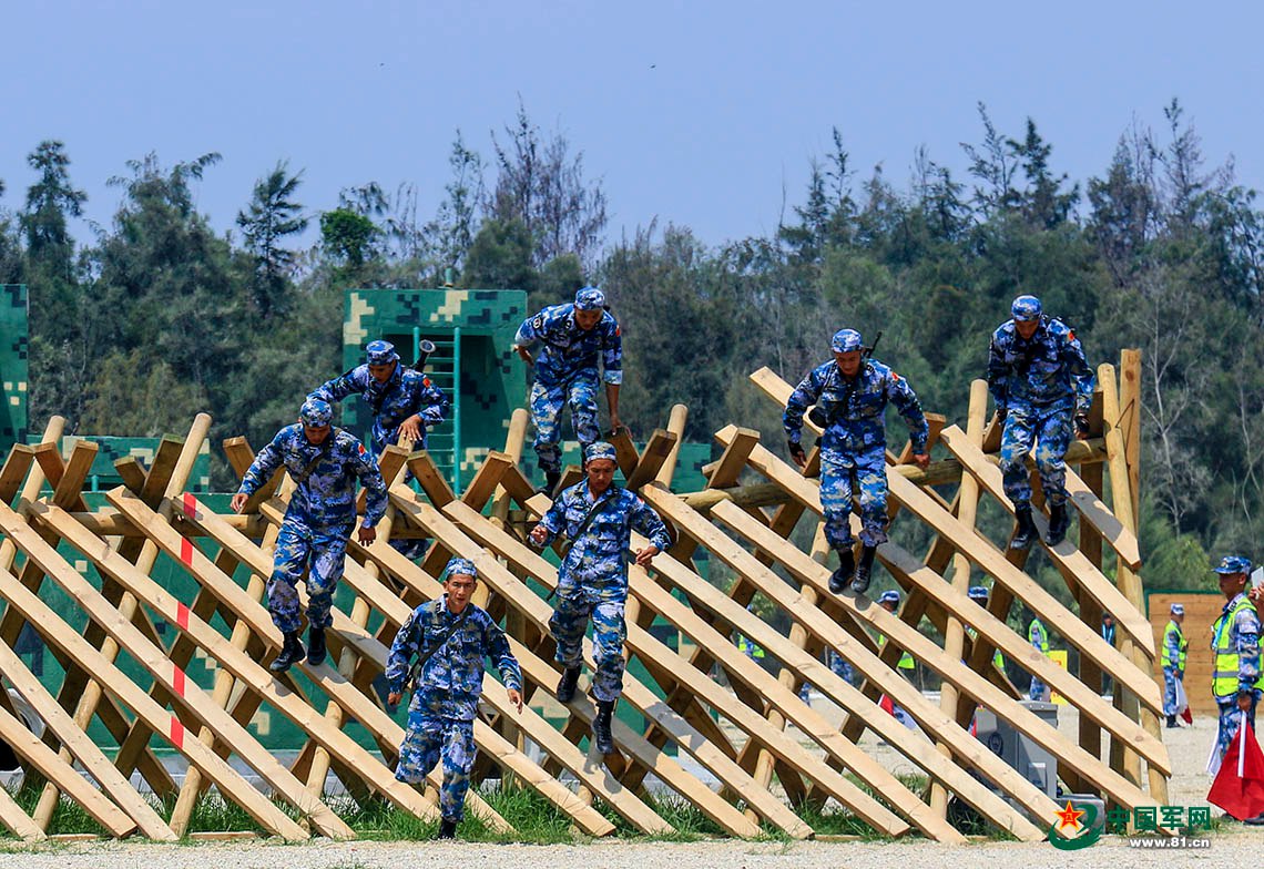 中国队通过鹿砦.尚文斌 摄