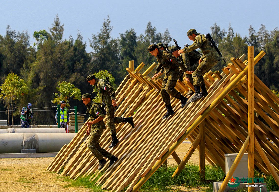 俄罗斯队翻越鹿砦.尚文斌 摄