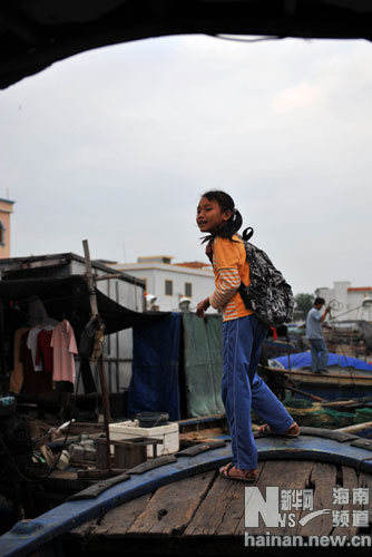 吴芳莉放学后坐船回家(11月4日摄).