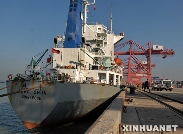 台湾航运公司首航轮明春轮抵达厦门港