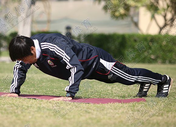 高洪波单手俯卧撑引关注 健身操证实强悍体魄