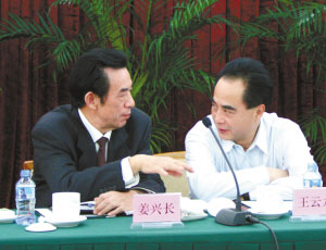 姜兴长在与代表讨论.记者 徐春柳 摄