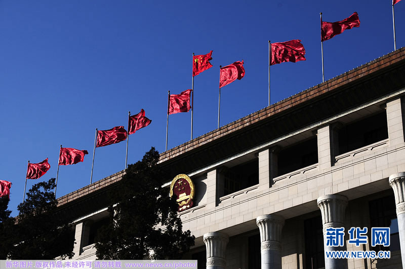 红旗飘扬迎两会