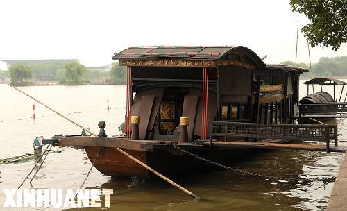 6月13日,"红船"停靠在嘉兴南湖湖心岛的岸边.新华社记者 黄深钢 摄