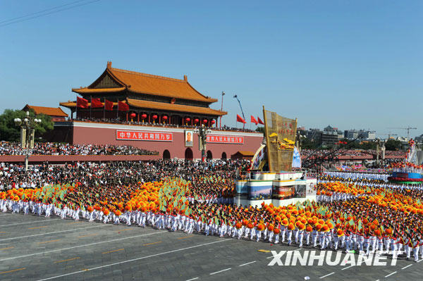 "文化繁荣"方阵:打开的画卷扮靓彩车