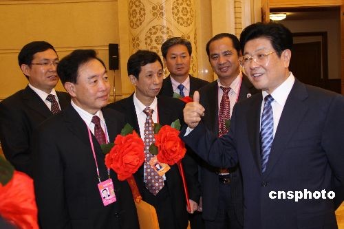 7月14日,中国全国人大常委会副委员长王兆国在北京人民大会堂接见