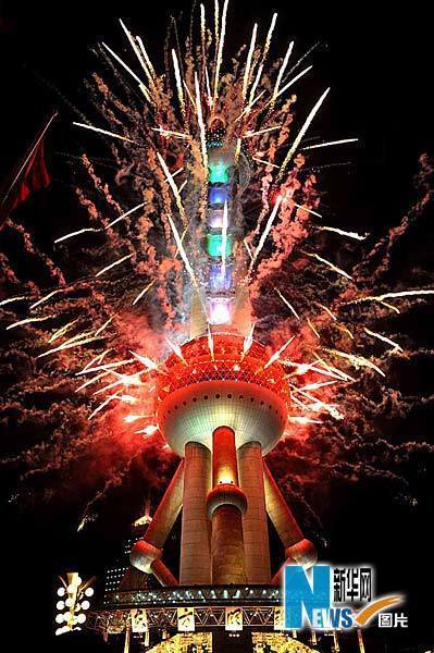 开幕式烟火点亮东方明珠